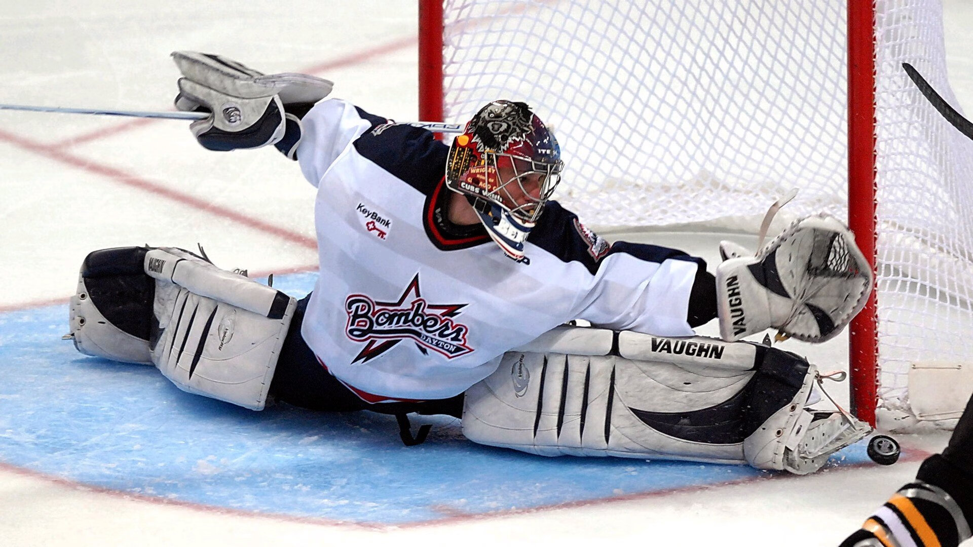 夜幕灯光轮滑表演，城市街头的青春舞台，深夜轮滑